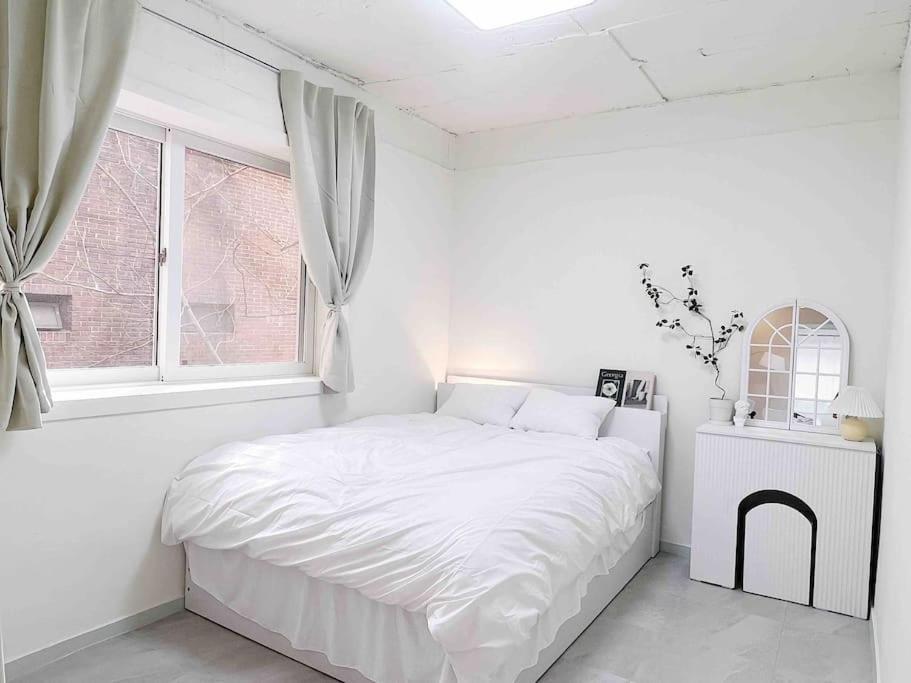 Near Hongik Station Apartment Seoul